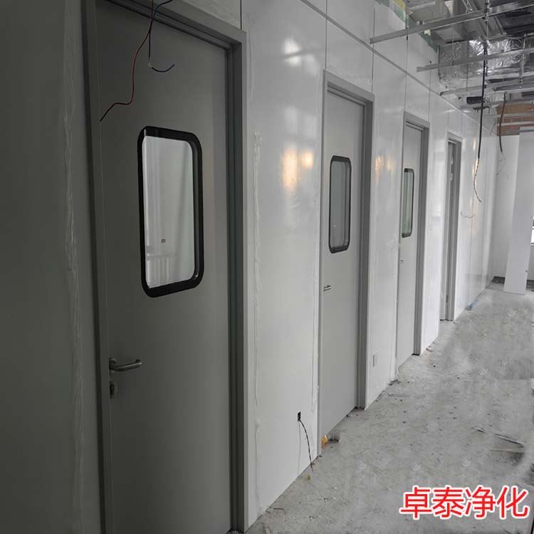 石家莊京津冀產(chǎn)業(yè)園內(nèi)潔凈實(shí)驗(yàn)室鋼制門安裝現(xiàn)場圖，河北凈化車間裝修廠家